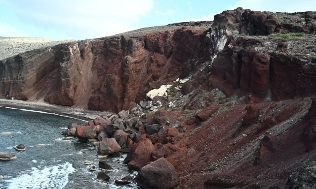 Σεισμός στη Σαντορίνη: Νέες φωτογραφίες από την Κόκκινη Παραλία μετά τις κατολισθήσεις