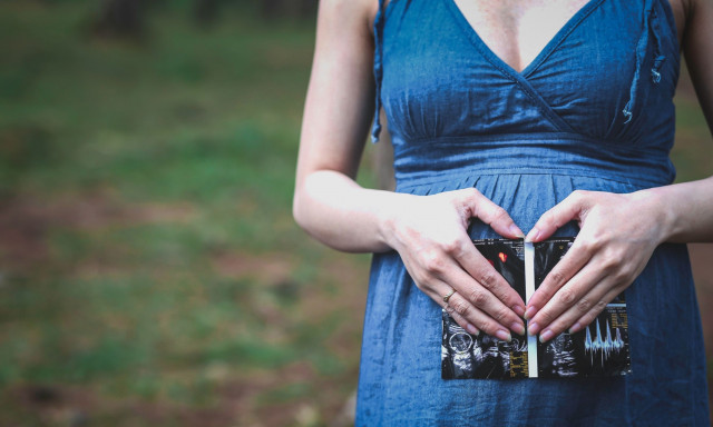 Η πρώτη γυναίκα στην Ελλάδα που μένει έγκυος με εξωσωματική μετά από καρκίνο του ενδομητρίου