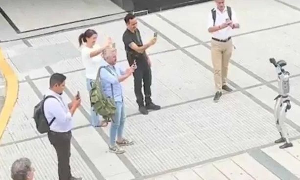 Ανθρωποειδές ρομπότ εμφανίστηκε στους δρόμους του Πουέρτο Μαδέρο