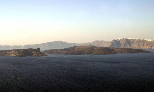 Σεισμός Σαντορίνη - Καθηγητής Πετρολογίας στο Newsbomb.gr εξηγεί πότε θα εκραγεί το Κολούμπο