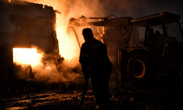 Ηλιούπολη: Yπό έλεγχο η πυρκαγιά σε υπαίθρια αποθήκη με καυσόξυλα