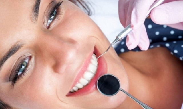 Φιλιά και οδοντική υγεία: Πώς μεταδίδονται τα βακτήρια