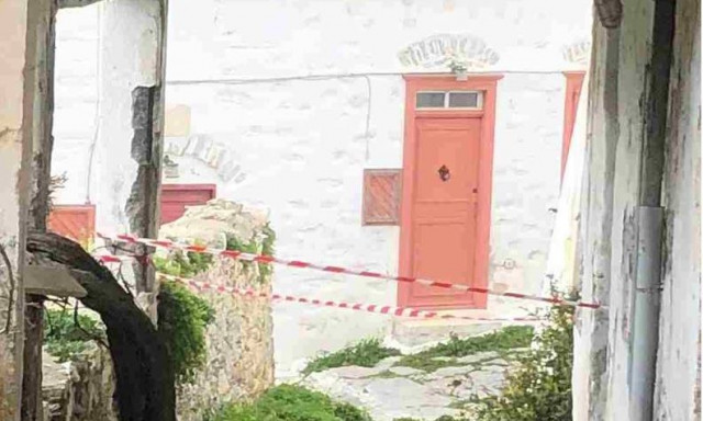 Αμοργός: Κλείνουν σπίτια με κόκκινη κορδέλα  - Δείτε φωτογραφίες