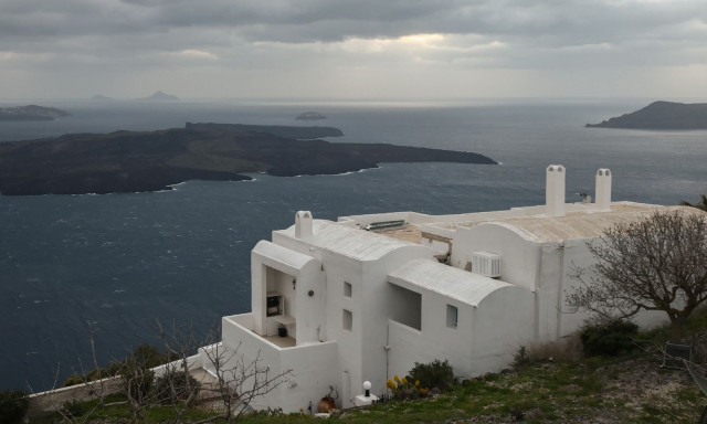 Στον «πάγο» η επιβολή του τέλους κρουαζιέρας στη Σαντορίνη λόγω των σεισμών