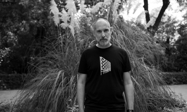 Ορέστης Ντάντος: Παρουσιάζει το νέο άλμπουμ του «Μοναχοπαίδια» στην Αρχιτεκτονική