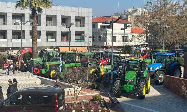 Ξεσηκωμός στα Φάρσαλα με το αγροτικό συλλαλητήριο – Δεκάδες τρακτέρ στο κέντρο της πόλης
