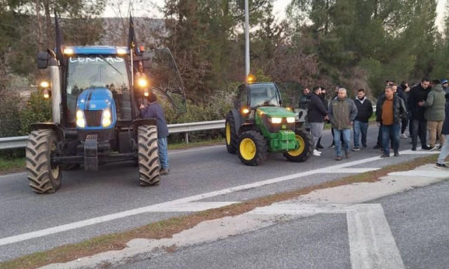 Λάρισα: Έκλεισε η ΠΑΘΕ από αγρότες του μπλόκου Γυρτώνης