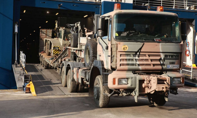 Σεισμοί - Σαντορίνη: Ενίσχυση δυνάμεων- Στο νησί οχήματα του στρατού, της ΕΛΑΣ και της Πυροσβεστικής