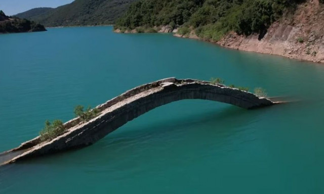 Απόκοσμο θέαμα: Το ελληνικό γεφύρι που αποτελεί ένα μοναδικό παγκόσμιο φαινόμενο