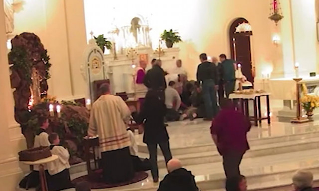 Χαμός σε εκκλησία στην Ουάσινγκτον: Πιστός επιτέθηκε σε ιερέα
