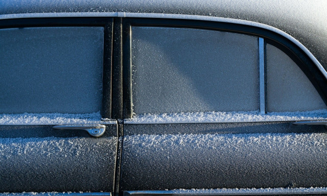 Πώς απομακρύνουμε με ασφάλεια τον πάγο από τα τζάμια του αυτοκινήτου μας