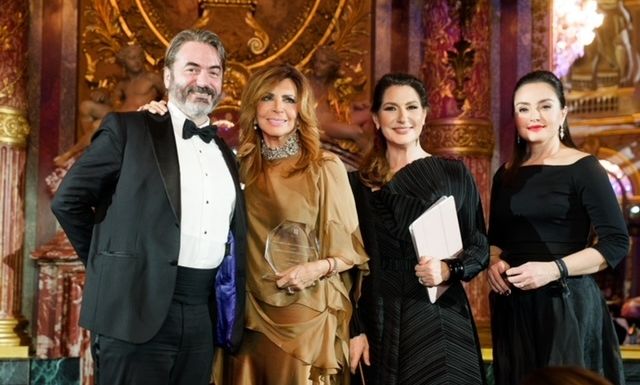 Λαμπερό gala στο Παρίσι για τη διάσωση του Χοροθεάτρου «Δόρα Στράτου» με βράβευση της Μιμής Ντενίση