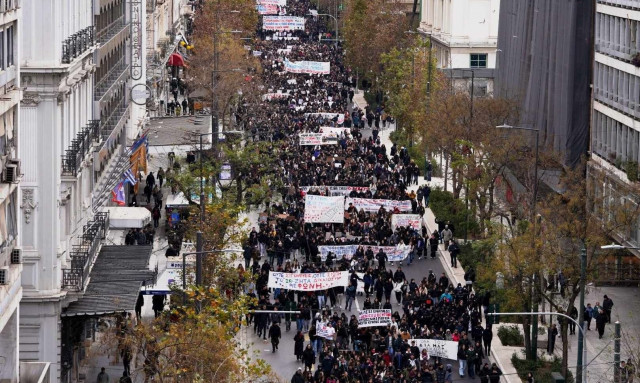 Τέμπη: Πανεκπαιδευτικό συλλαλητήριο στα Προπύλαια – Πορείες διαμαρτυρίας σε όλη τη χώρα