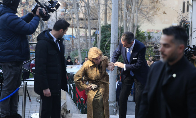 Γάμος Ντε Γκρες - Βαρδινογιάννη: Παραπάτησε η Άννα Μαρία κατά την άφιξή της στην Εκκλησία