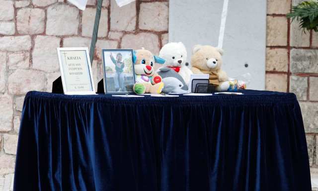 Καλλιθέα: Θρήνος στην κηδεία του 3χρονου Άγγελου - Το αγαπημένο του αρκουδάκι στο τραπέζι