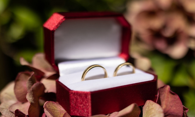 Πόσα χρόνια ζωής κερδίζουν οι παντρεμένοι – Ποιους ωφελεί περισσότερο ο γάμος