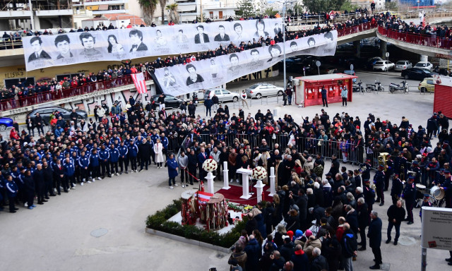 Ολυμπιακός: Συγκίνηση στο μνημόσυνο των θυμάτων της Θύρας 7 – Σύσσωμη η «ερυθρόλευκη» οικογένεια
