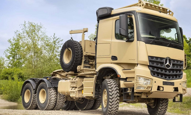 Το θηριώδες Mercedes Arocs 6×6 είναι για στρατιωτική χρήση