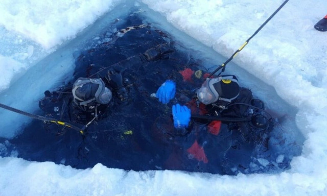 Μόνο για «μαχίμια»: Εκπαίδευση στρατιωτικών με καταδύσεις στον πάγο