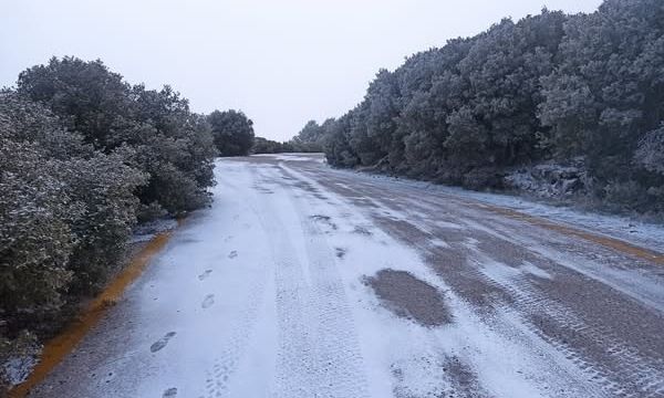 Χιονίζει στα Βόρεια Προάστια - Το έστρωσε στον Υμηττό