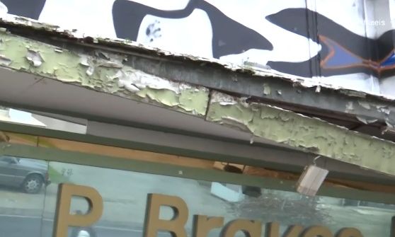 Ταύρος: Μπαλκόνι σε κτήριο κρέμεται στον αέρα – Απέκλεισε την περιοχή ο δήμος