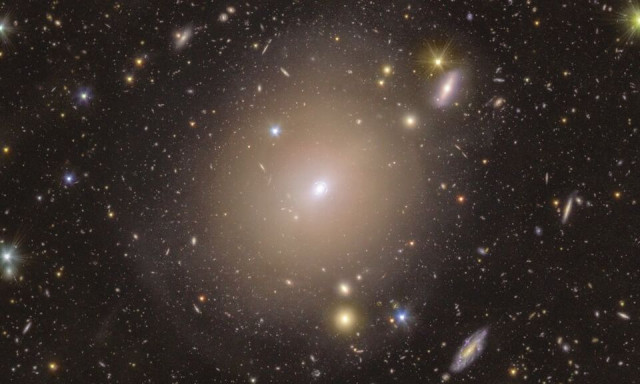 Καταγράφηκε σπάνιο φαινόμενο στο διάστημα - Ο χώρος παραμορφώνεται από τη βαρύτητα ενός γαλαξία