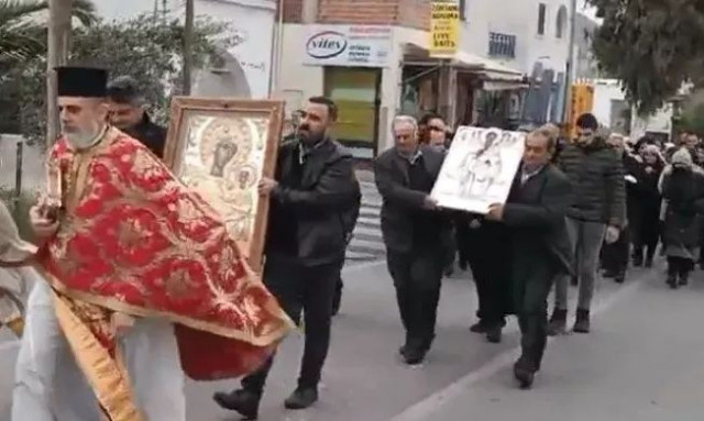 Σαντορίνη: Λιτανεία κατοίκων στους δρόμους του νησιού με λείψανα αγίων και εικόνες κατά των σεισμών
