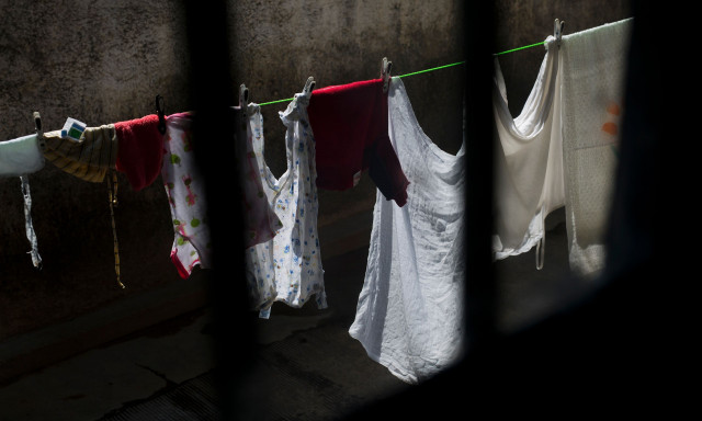 Γιατί είναι επικίνδυνο να στεγνώνετε τα ρούχα μέσα στο σπίτι