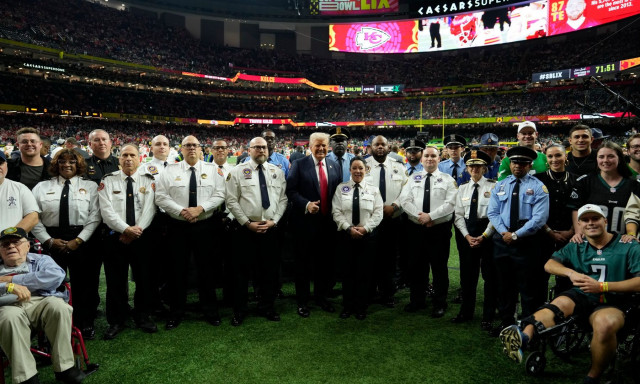 Στις εξέδρες του Superdome ο Ντόναλντ Τραμπ – Παρακολουθεί από κοντά το Super Bowl
