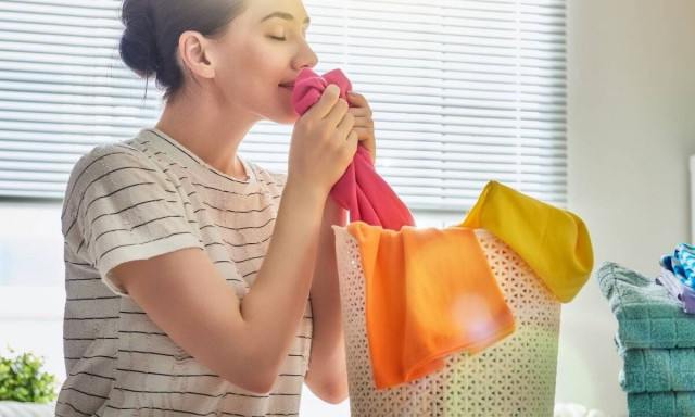 Γιατί είναι επικίνδυνο να απλώνετε ρούχα στο σαλόνι σας