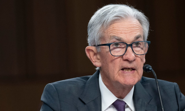 Πάουελ: «Η Fed δεν βιάζεται να μειώσει τα επιτόκια» – Δέσμευση για μείωση του πληθωρισμού