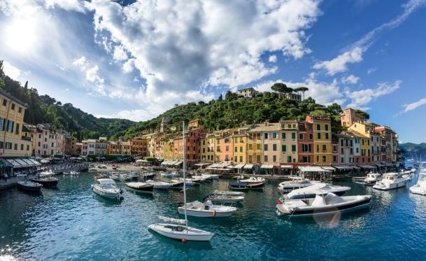 Πορτοφίνο: Γιατί απαγορεύει τα πικ νικ, τους ξυπόλητους τουρίστες και τις εμφανίσεις...τόπλες