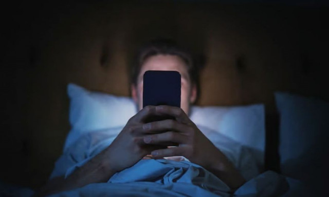 Ο μύθος του καρκίνου των κινητών τηλεφώνων: Τι λέει πραγματικά η επιστήμη;