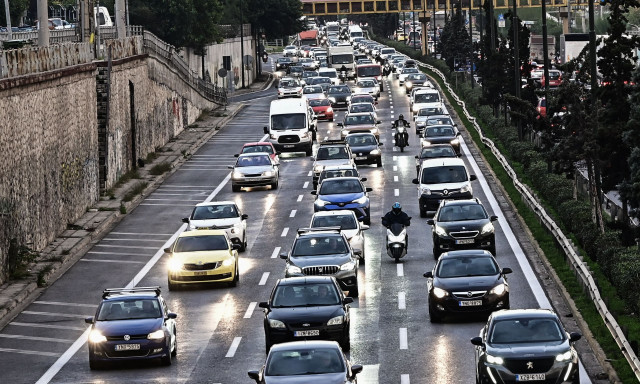 Κίνηση στους δρόμους: Στο «κόκκινο» ο Κηφισσός - Καθυστερήσεις και στην Αττική οδό