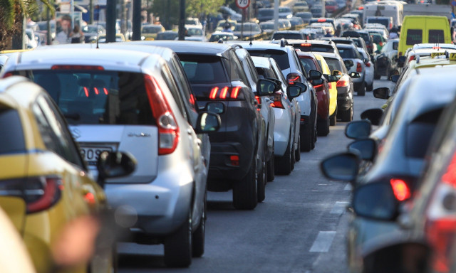 Κίνηση τώρα: Τροχαίο στη λεωφόρο Κηφισίας, ταξί συγκρούστηκε με δίκυκλο - Μεγάλες καθυστερήσεις