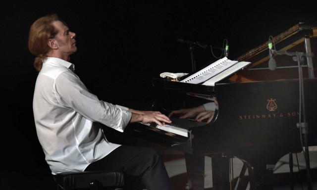 Δημοτικό Θέατρο Πειραιά: Ο Στέφανος Κορκολής στο μεγαλειώδες συμφωνικό έργο του Μίκη Θεοδωράκη