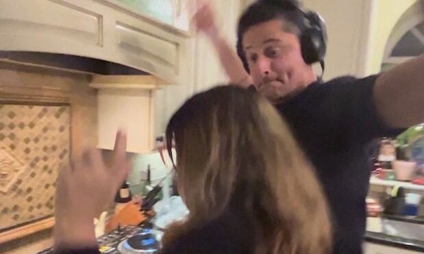 DJ έμαθε στους γονείς του πώς να χρησιμοποιούν τα decks - Τώρα διοργανώνουν ρέιβ πάρτι στην κουζίνα