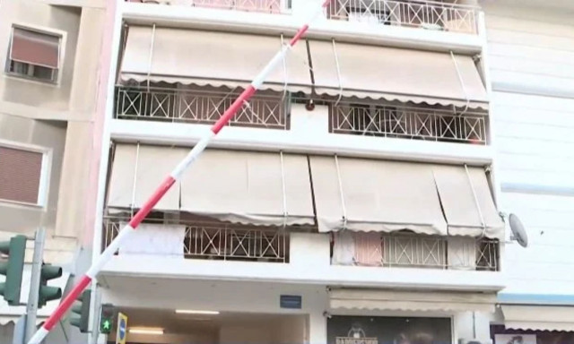 Παραλίγο παράσυρση μηχανής από τρένο: Δεν κατέβηκαν ποτέ οι μπάρες στη διάβαση - Συνελήφθη ο φύλακας