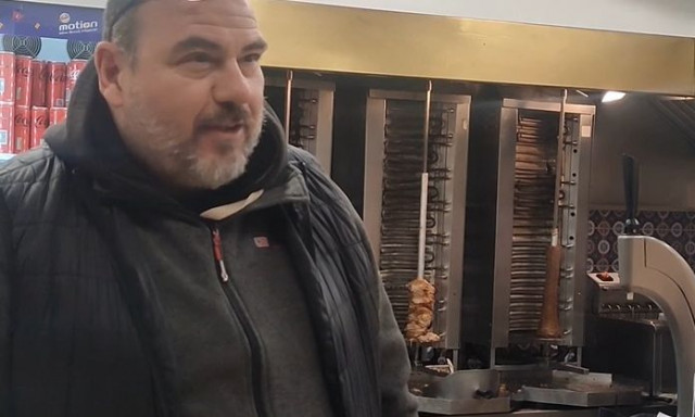 Σαντορίνη: Το «ηρωικό» σουβλαδίτζικο του νησιού -  «Δεν κλείνουμε πρέπει κάπου να φάνε οι άνθρωποι»