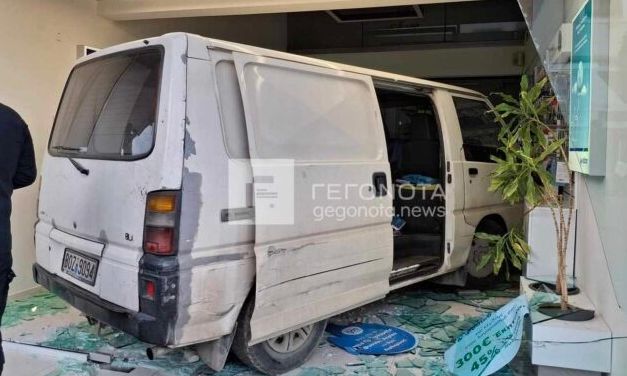 Τραγωδία στο Βόλο: Οδηγός υπέστη ανακοπή και το αυτοκίνητο «μπήκε» σε κατάστημα