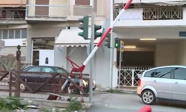 Ποινική δίωξη στον φύλακα που ξέχασε να κατεβάσει τις μπάρες σιδηροδρομική διάβαση