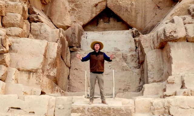 Youtuber έφτασε στην κορυφή της Μεγάλης Πυραμίδας της Αιγύπτου - Το απίστευτο εύρημα που ανακάλυψε