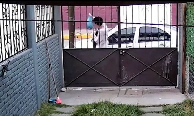 Φρίκη στο Μεξικό: Πατέρας έβαλε το νεογέννητο μωρό του σε σακούλα και το πέταξε στον δρόμο