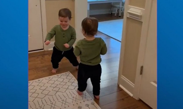 Η αξιαγάπητη στιγμή που δύο δίδυμα αδέρφια έκαναν τα πρώτα τους βήματα μαζί