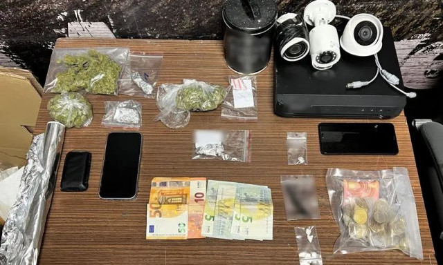 Αγία Βαρβάρα: Συνελήφθησαν 8 άτομα για κατοχή και διακίνηση ναρκωτικών