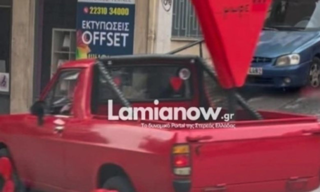 Επικός Λαμιώτης μετέτρεψε το αγροτικό του σε... όχημα της αγάπης: «Άντε ερωτευτείτε» (vid)