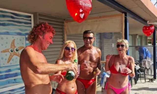 Αγίου Βαλεντίνου στη θάλασσα: Με σαμπάνια, σοκολατάκια, κόκκινα μαγιό και καρδιές