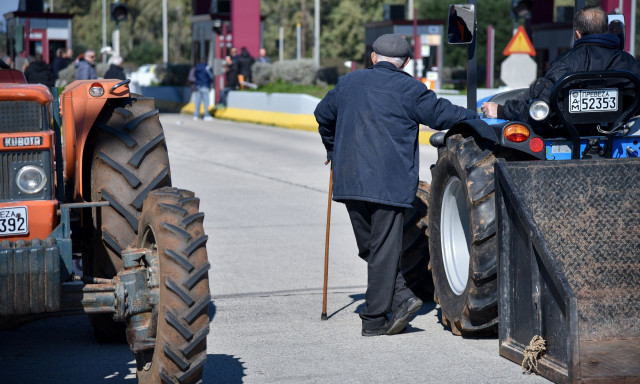 Αγρότες: Συμβολικά μπλόκα σε Κοζάνη και Τρίκαλα – Τι διεκδικούν
