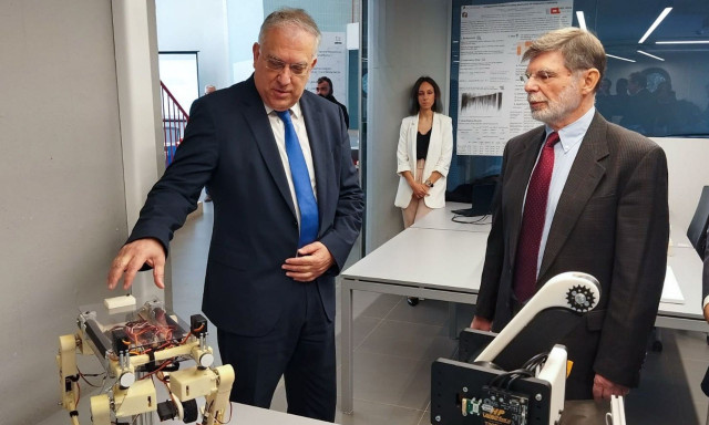 Επίσκεψη Θεοδωρικάκου στο Ερευνητικό Κέντρο «Αθηνά» – Καινοτόμες λύσεις σε ρομποτική και τηλεϊατρική