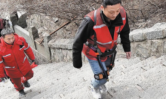 Τουρίστες χρησιμοποιούν ρομποτικά πόδια για να ανέβουν το πιο δύσκολο βουνό της Κίνας
